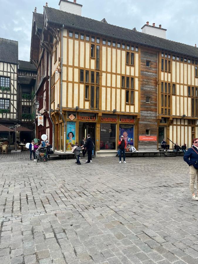 Coeur De Bouchon Apartment Troyes Bagian luar foto