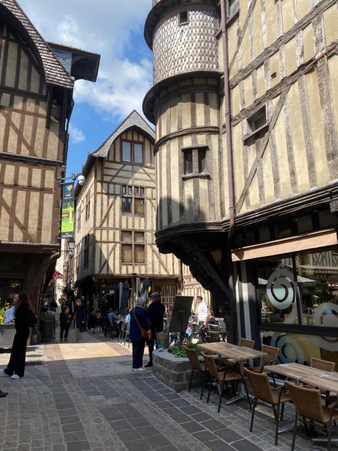 Coeur De Bouchon Apartment Troyes Bagian luar foto